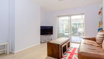 Bathwick Hideaway | Private kitchen | Fridge, oven, electric kettle, toaster