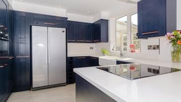 Bathwick Hideaway | Shared kitchen | Fridge, oven, electric kettle, toaster