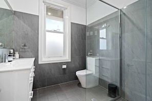 Douche, sèche-cheveux, serviettes fournies