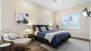 2 bedrooms, desk, iron/ironing board, WiFi