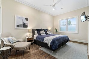 2 bedrooms, desk, iron/ironing board, WiFi