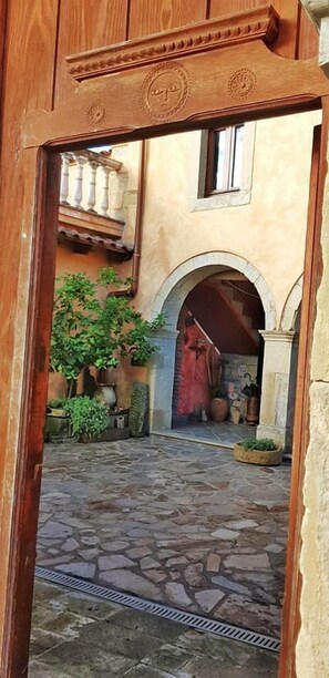 Courtyard - B&B Casa Susanna (Sini)