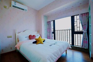 Standardzimmer, 3 Schlafzimmer | Schreibtisch, Verdunkelungsvorhänge, kostenloses WLAN, Bettwäsche