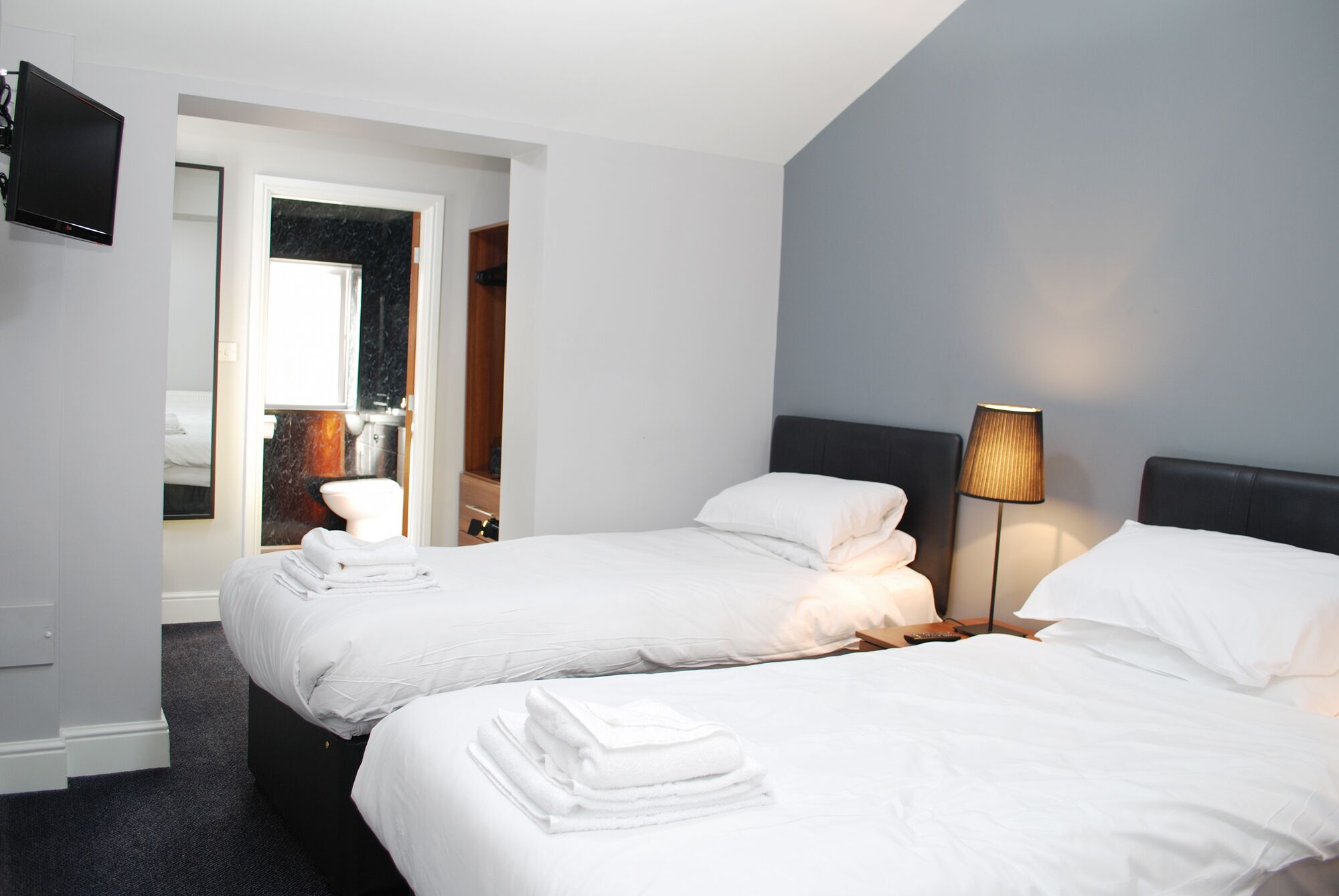 twin room | individually decorated, individually furnished, laptop workspace