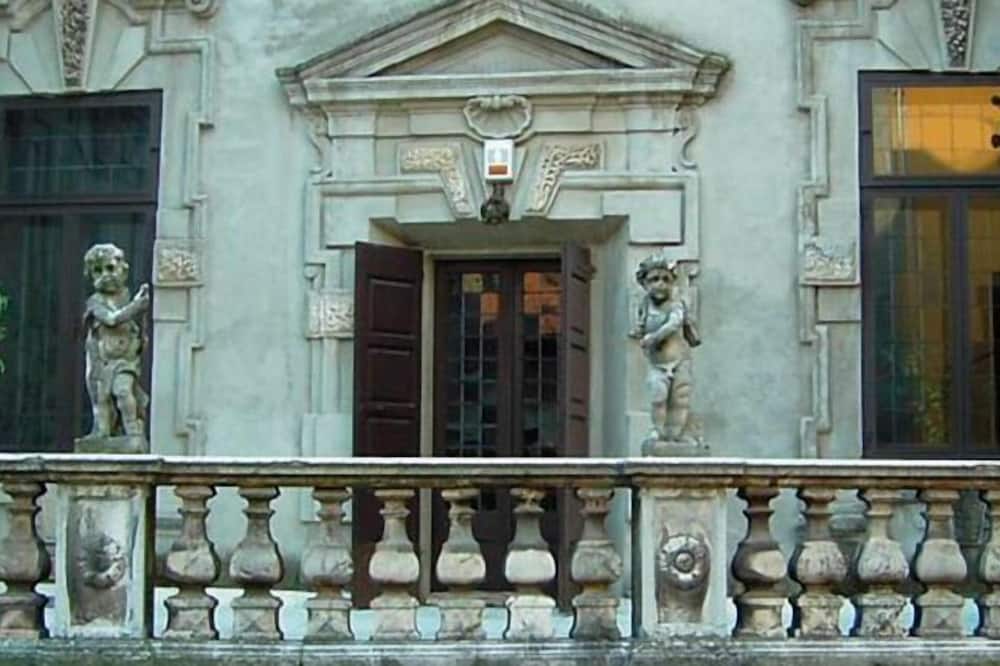 Palazzo Arrivabene B&B