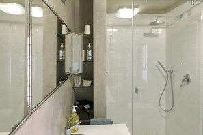 Brusehoved med spredningseffekt, badekåber, hjemmesko, bidet