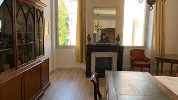 Télévision à écran plat, lecteur de DVD