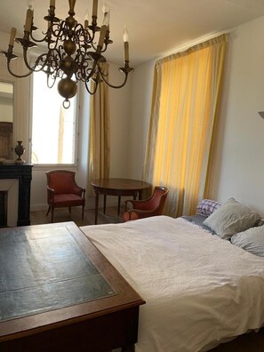 特色装修、特色家居、办公桌、免费婴儿床