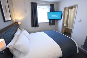 Escritorio, wifi gratis y ropa de cama 