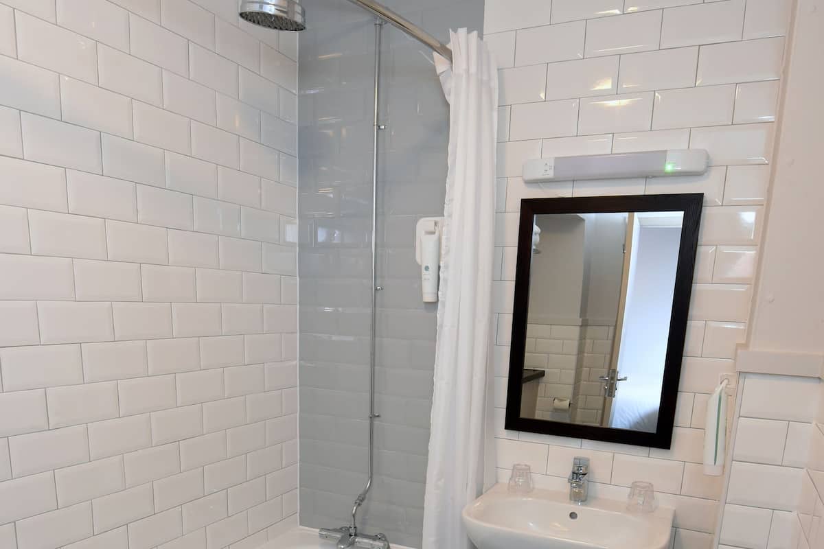 Combined shower/tub, free toiletries, towels
