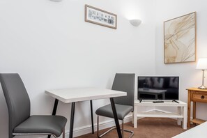 Basic Apartment, 1 Double Bed, Non Smoking | Room amenity