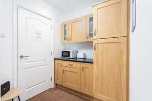 Apartament bàsic, 1 llit doble, no fumadors | Equipament de l'habitació