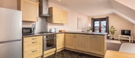 Appartement de base, 2 chambres, non-fumeur | Cuisine privée | Réfrigérateur grande capacité avec congélateur, four à micro-ondes