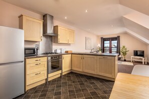 基本公寓, 2 間臥室, 非吸煙房 | 私人廚房 | 大型冰箱、微波爐、烤箱、爐台