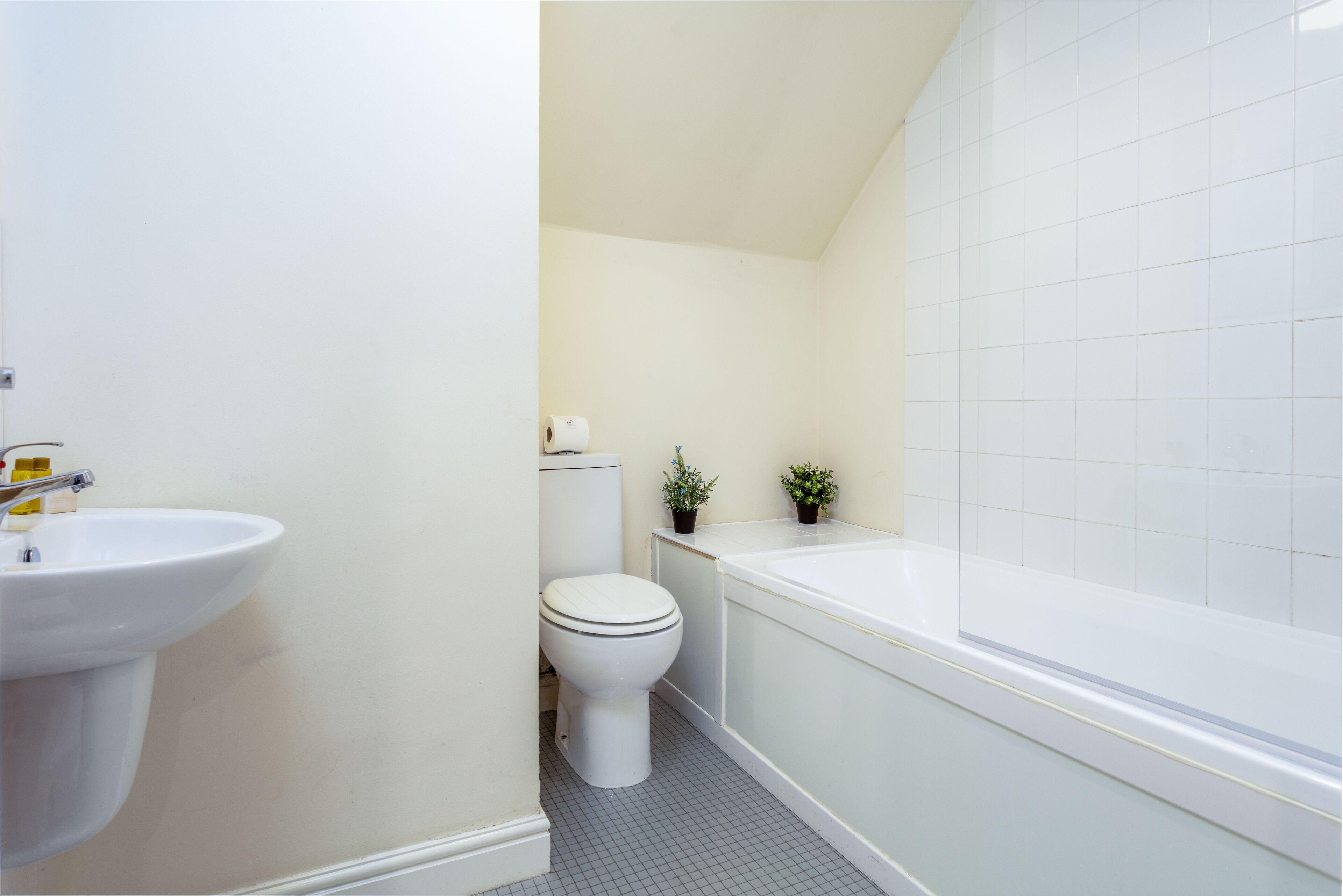 Basic Apartment, 2 Bedrooms, Non Smoking | Bathroom | Combined shower/tub, free toiletries, hair dryer, towels
