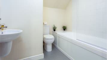 Basic Apartment, 2 Bedrooms, Non Smoking | Bathroom | Combined shower/tub, free toiletries, hair dryer, towels