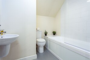 Appartement de base, 2 chambres, non-fumeur | Salle de bain | Ensemble baignoire-douche, articles de toilette (gratuits)