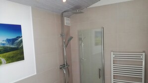 Apartment | Badezimmer | Dusche, Handtücher