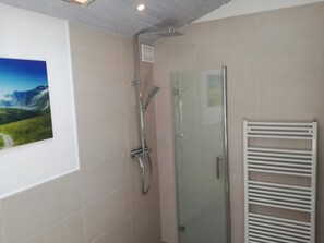 Apartment | Badezimmer | Dusche, Handtücher