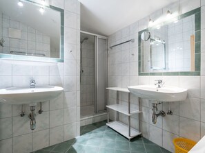 Bathroom - Cozy Apartment With Sauna, Ski Storage, Balcony, Garden (Viehhofen)