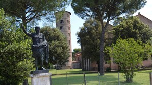 A statue in a park with a historic building in the background. - Tidy Chalet with Terrace near Sea (Ravenna)