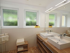 Ferienhaus | Badezimmer | Duschwanne, Handtücher