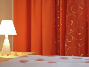 2 Schlafzimmer, individuell eingerichtet, Bettwäsche