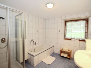 Apartment | Badezimmer | Duschwanne, Handtücher