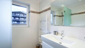 Bathroom - Charming Apartment in Finkenberg With Sauna (Finkenberg)
