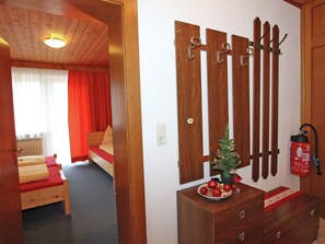 3 phòng ngủ, trang bị nội thất với thiết kế riêng biệt, bộ trải giường 
