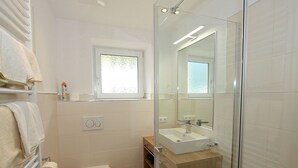Apartment | Bathroom - Cozy Apartment in Mayrhofen With Balcony (Schwendau)