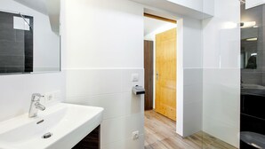 Bathroom - Luxurious Apartment With Sauna in Finkenberg Near Ski Lift (Finkenberg)