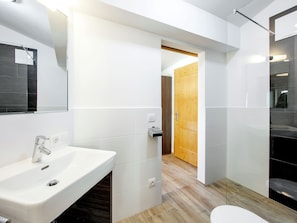 Apartment | Badezimmer | Duschwanne