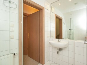 Chalet | Badezimmer | Dusche, Handtücher
