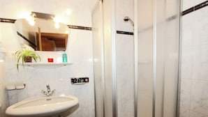 Apartment | Bathroom | Shower, towels - Inviting Apartment near Ski Area in Schwendau (Schwendau)