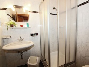 Apartment | Bathroom | Shower, towels