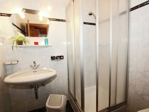 Apartment | Bathroom | Shower, towels