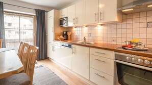 Apartment | Eigene Küche | Wasserkocher mit Kaffee-/Teezubehör, Mikrowelle, Ofen, Geschirrspüler