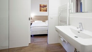 Appartement | Salle de bain | Douche, serviettes fournies
