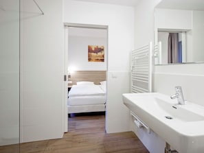 Apartment | Bathroom - Luxurious Apartment in Finkenberg Near Ski Area (Finkenberg)
