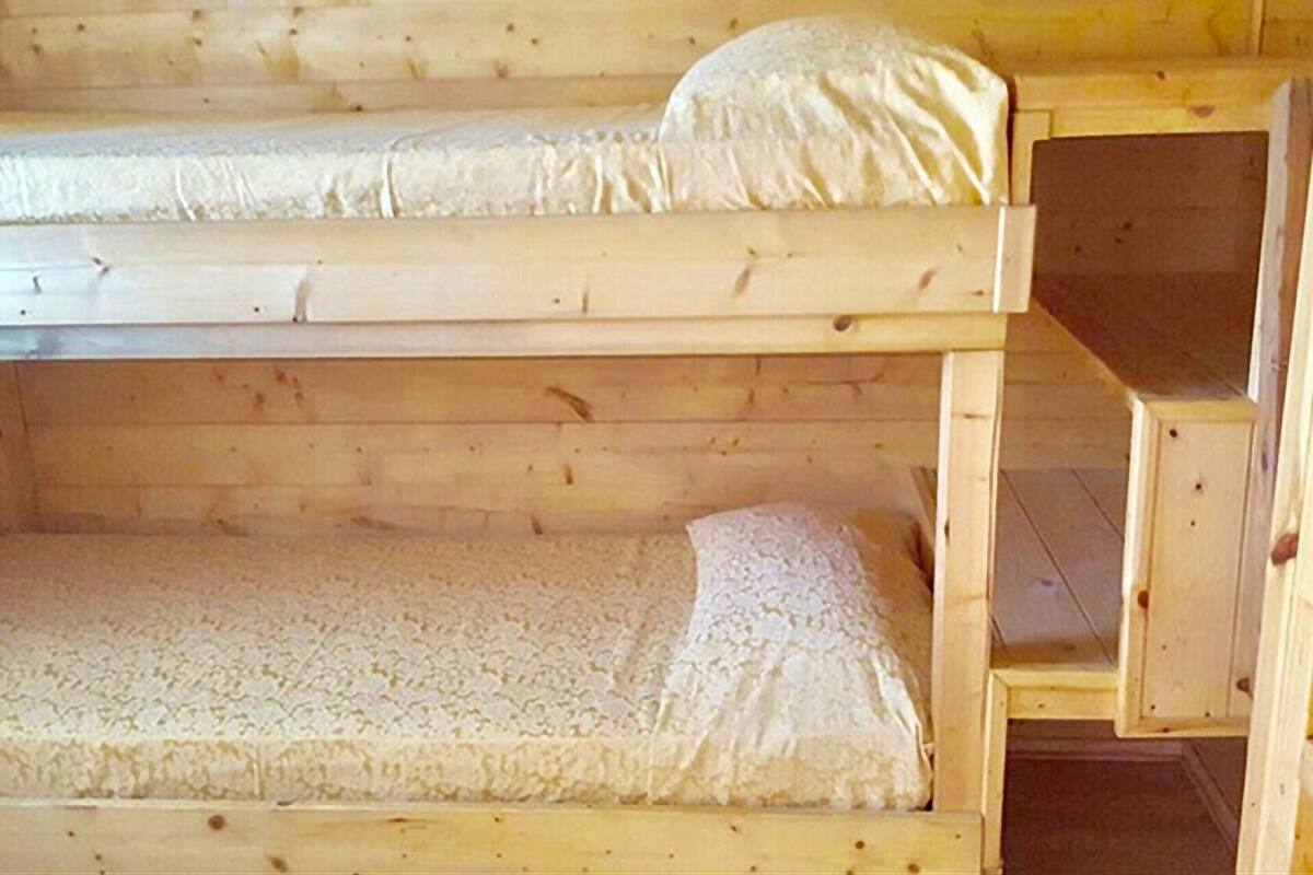 Ein Etagenbett mit einer Matratze und einem Kopfkissen.