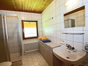 Apartment | Badezimmer | Dusche, Handtücher