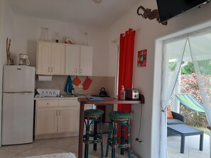 Réfrigérateur, four, cafetière/bouilloire, grille-pain