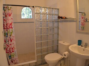 Shower, hair dryer, towels, soap -  Tropical Gecko Studio - Only 80 meters from the Ocean! (Silver Sands)