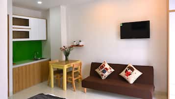 Deluxe Studio | Living area | Flat-screen TV