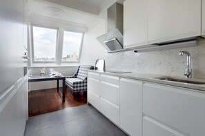 Een koelkast, een magnetron, een oven, een vaatwasser