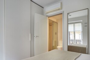 2 makuuhuonetta, silitysrauta/-lauta, ilmainen Wi-Fi, vuodevaatteet