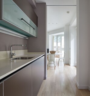 Kühlschrank, Mikrowelle, Ofen, Geschirrspüler