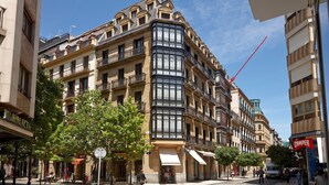A corner building with multiple floors, large windows, and balconies. - Pitipombo by FeelFree Rentals (Donostia)
