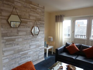 Casa | Área de sala de estar | Televisión de pantalla plana de 32 pulgadas con canales digitales